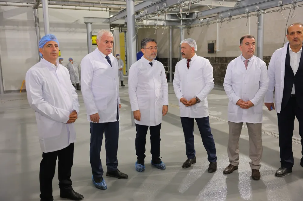 Tarım Bakanı Yumaklı, Bayburt’ta Organik Tarım Serası ve Tarım Yerleşkesini Ziyaret Etti