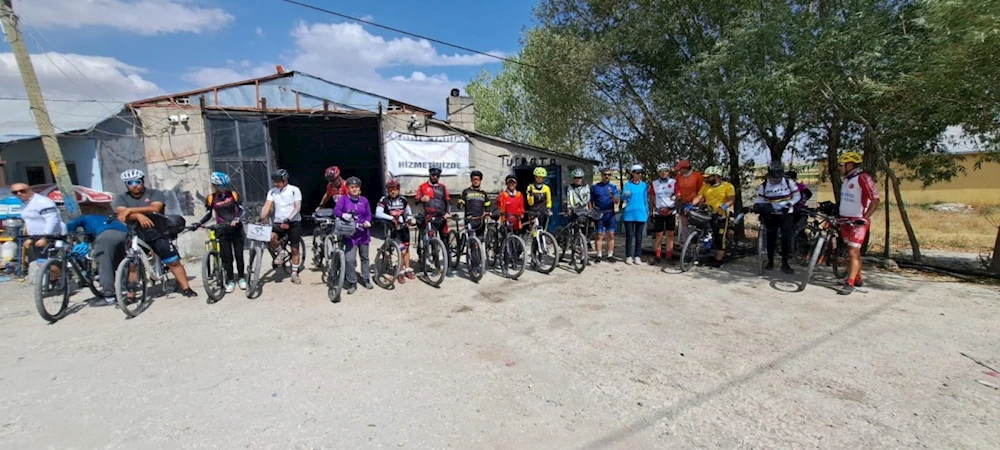 İranlı bisikletçiler Van Gölü için pedal çevirdi