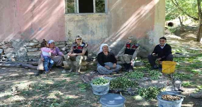 Jandarma yaşlılar ve çocukları sevindirdi