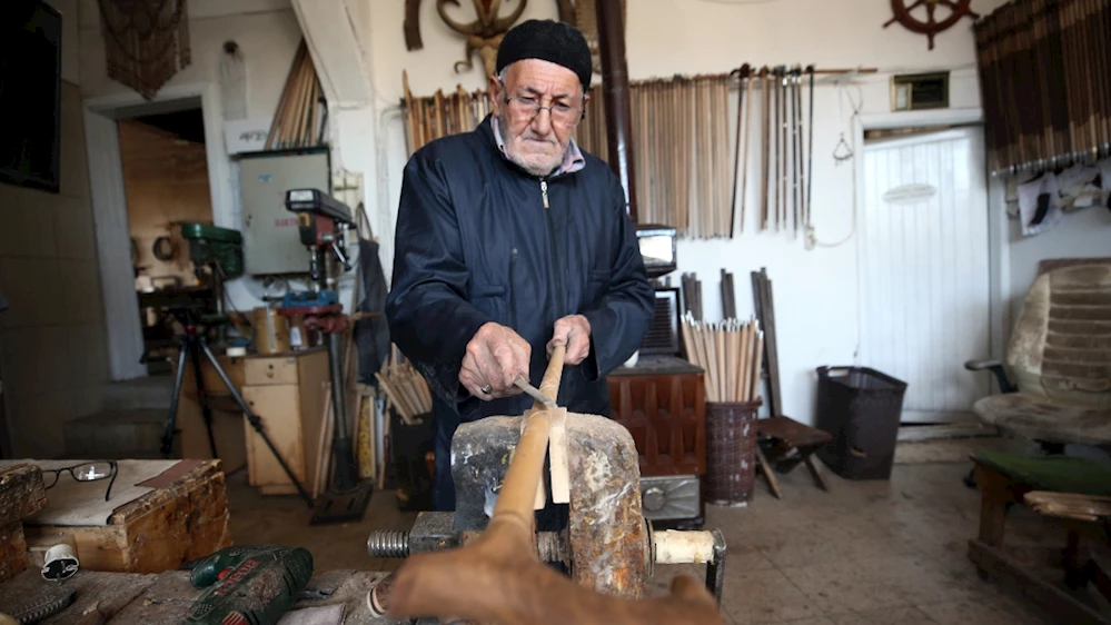 Bitlisli usta 24 Oğuz boyuna ait tamgaları Ahlat bastonuna işliyor