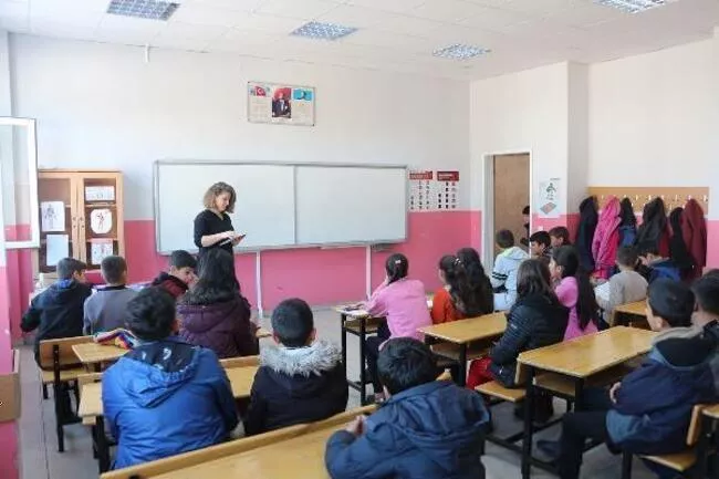Karlıova’da kar yağmayınca bu yıl karneleri veliler değil, çocuklar aldı