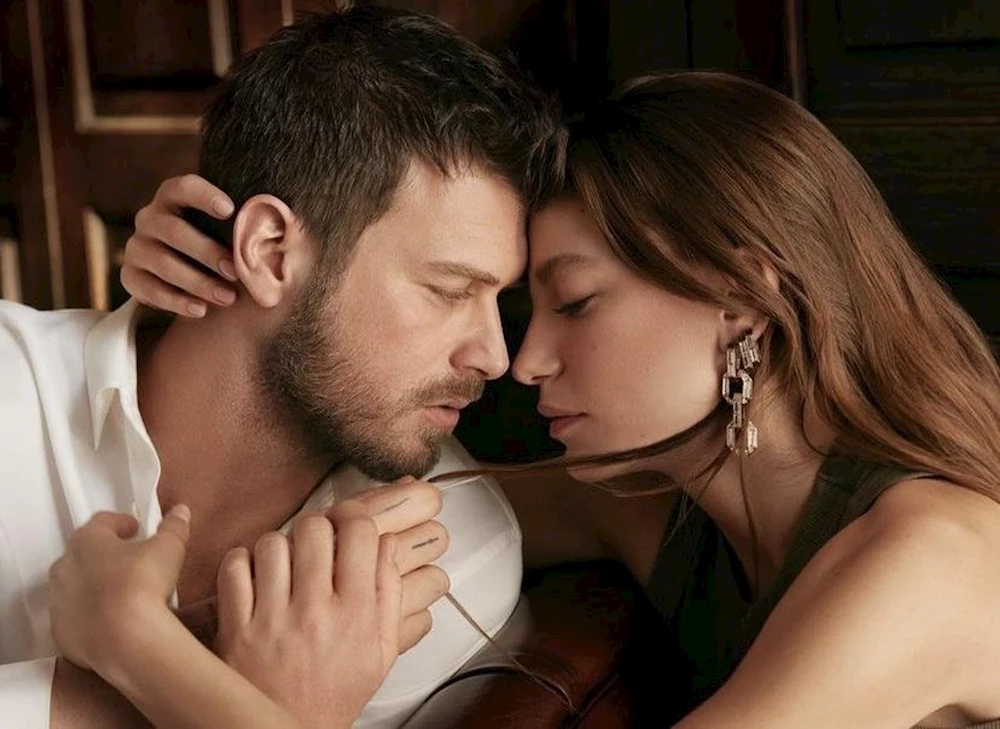 Aile Dizisinden İlk Görüntüler Geldi! Serenay ve Kıvanç Uyumu Nefes Kesici!..