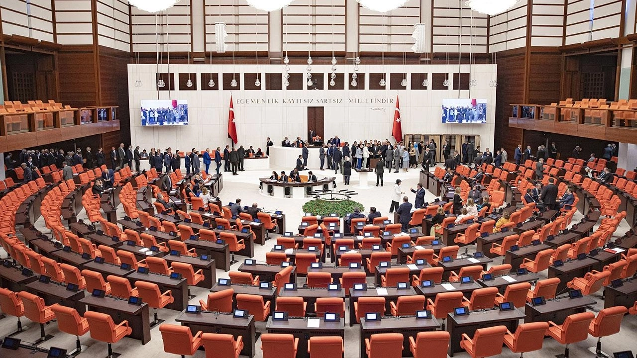 Özgür Karabat: Kamu bankalarındaki soygun güneş gibi ortada