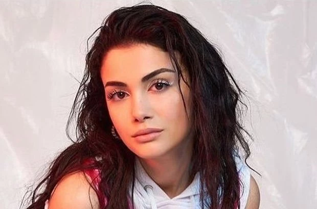 Ece Ronay Kimdir? Ünlü Fenomen ve Şarkıcı Ece Ronay Kimdir? Kaç Yaşında, Nereli?