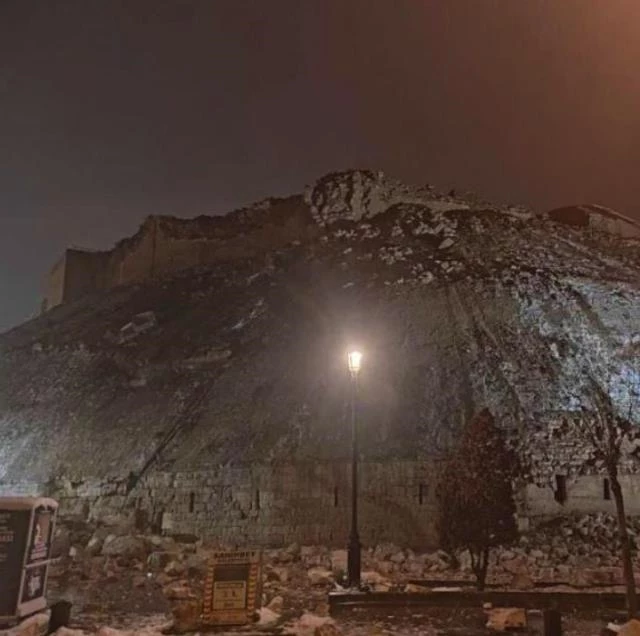 Deprem Sonrası Tarihi Gaziantep Kalesi Yıkıldı! Tarihi Kaleden Geriye Molozları Kaldı!..