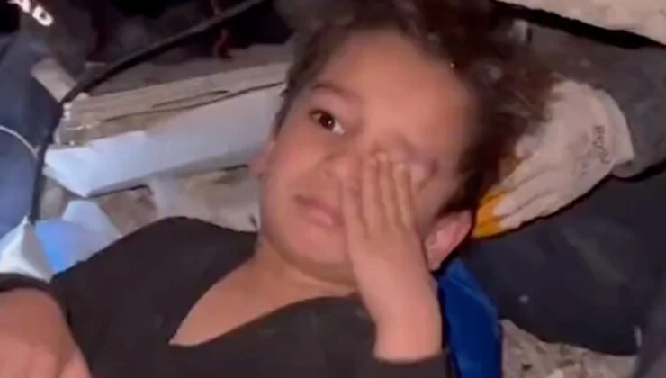 Enkazdan Uyurken Çıkarılan Çocuğun Tepkisi Az da Olsa Yüzleri Güldürdü