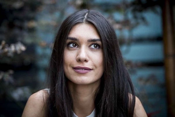 Burcu Kıratlı Kimdir? Ünlü Oyuncu Burcu Kıratlı Kimdir? Kaç Yaşında, Nereli?