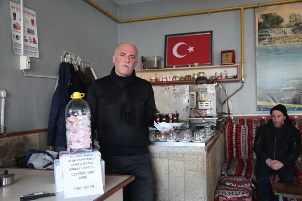 Ahlatlı esnaf bir günlük gelirini depremzedelere bağışladı
