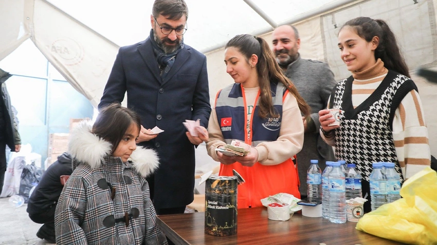 Depremzede kardeşleri için yaptığı takdir topladı! Helal olsun Minik Zeynep