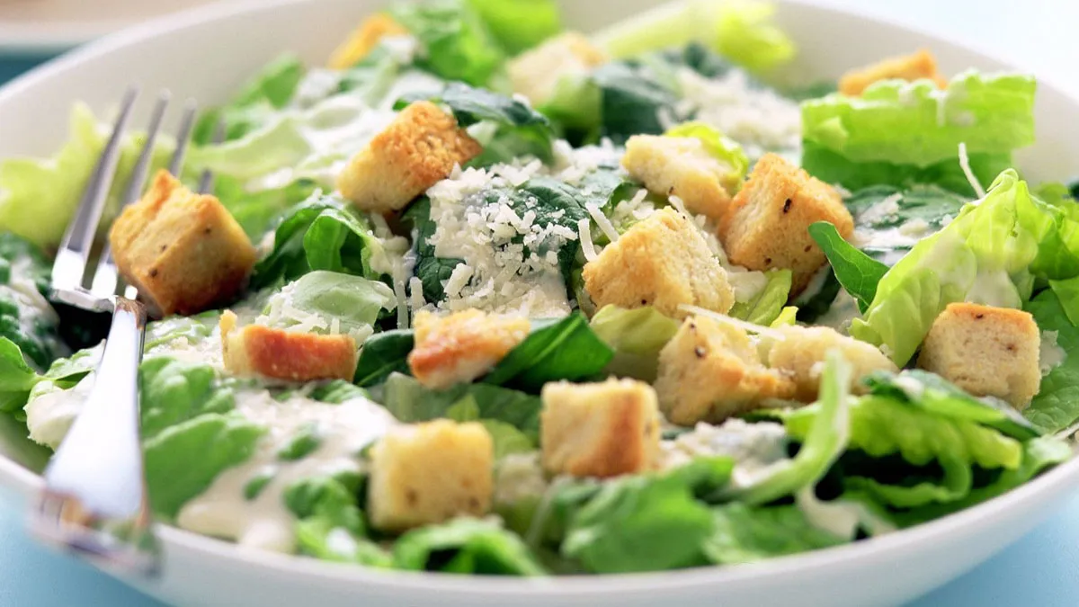 Sezar Salata Nasıl Yapılır? Sezar Salata Tarifi... Sezar Salata Malzemeleri Nelerdir?