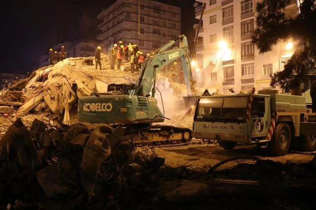 121 Saat Sonra 70 Yaşındaki Menekşe Anne Enkazın Altından Kurtarıldı!