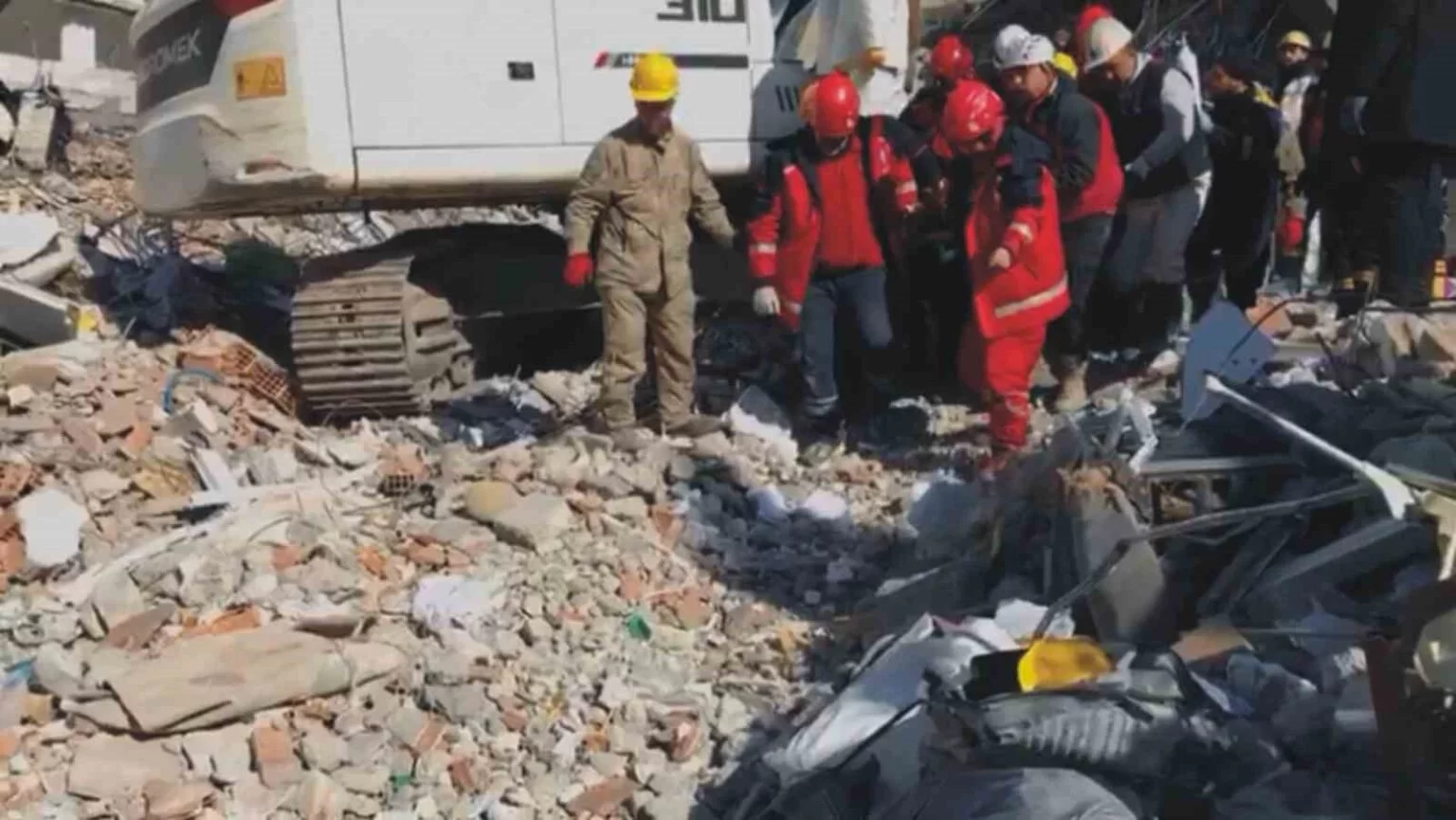 Tatvan’dan giden komandolar 110. saatte enkazdan bir kişiyi sağ çıkardı