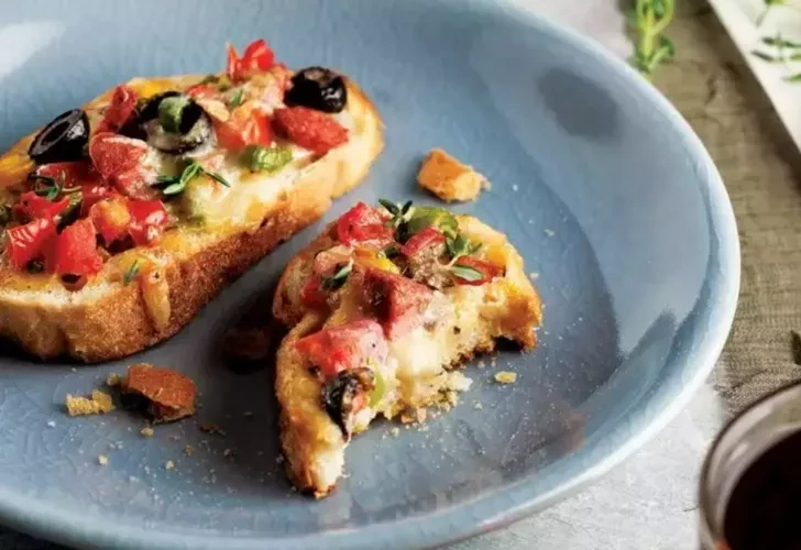Ekmek Üstü Pizza Nasıl Yapılır? Ekmek Üstü Pizza Tarifi... Ekmek Üstü Pizza Malzemeleri Nelerdir?