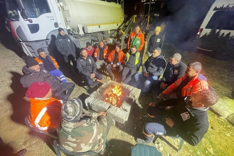Foça Belediyesi Fen İşleri Müdürlüğü ekipleri, deprem bölgesinde çalışmalar yapıyor.