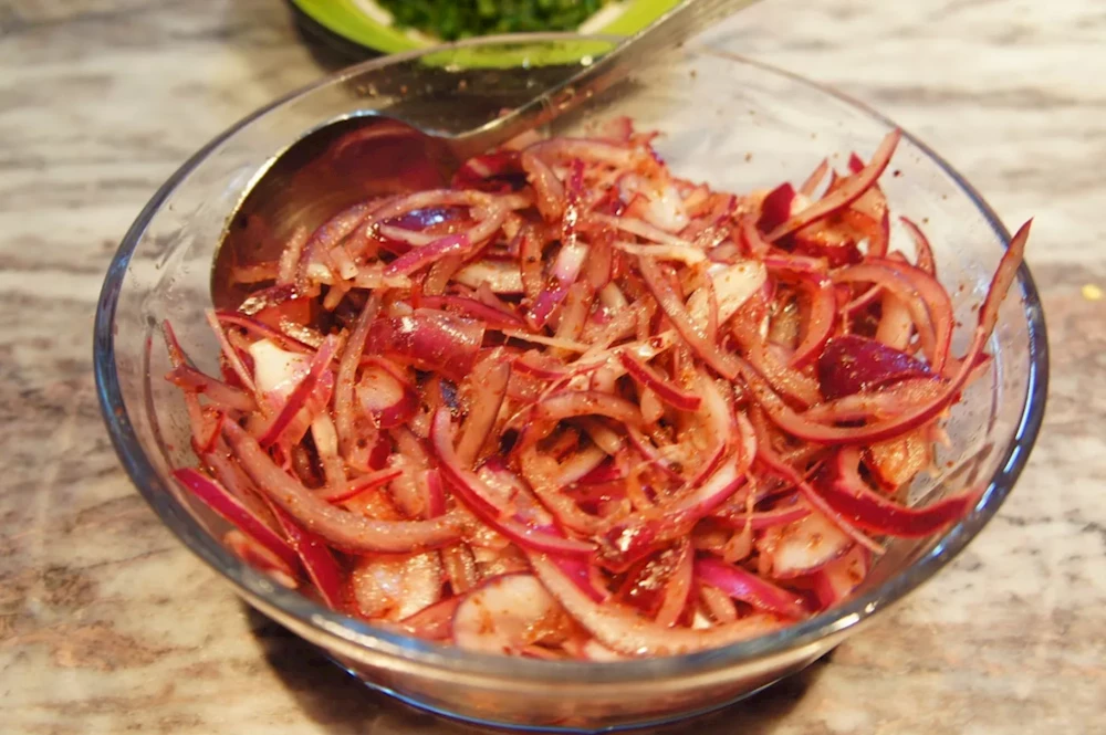 Sumaklı soğan salatası Nasıl Yapılır? Sumaklı soğan salatası Tarifi... Sumaklı soğan salatası Malzemeleri Nelerdir?