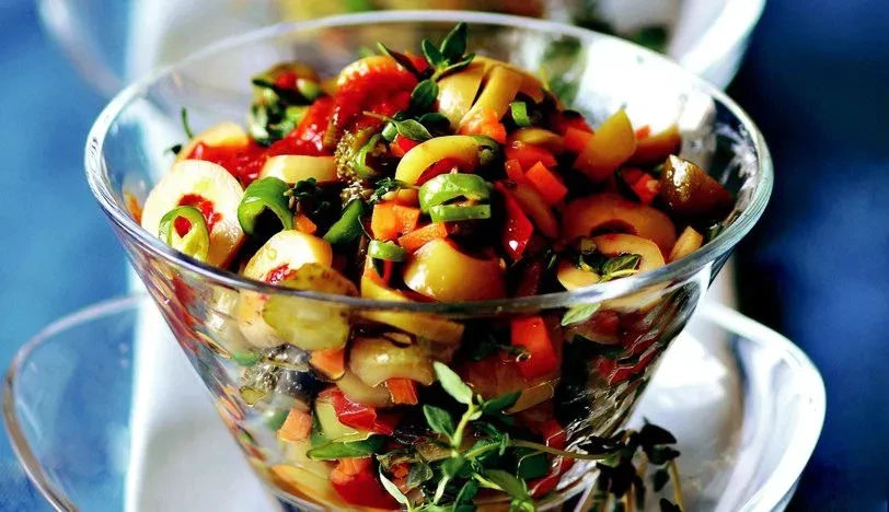 Yeşil zeytin salatası Nasıl Yapılır? Yeşil zeytin salatası Tarifi... Yeşil zeytin salatası Malzemeleri Nelerdir?