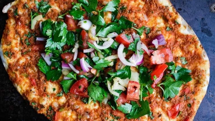 Halep lahmacunu Nasıl Yapılır? Halep lahmacunu Tarifi... Halep lahmacunu Malzemeleri Nelerdir?