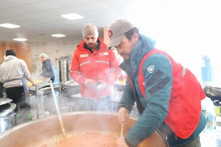 Ünlü şefler yemek yaptı