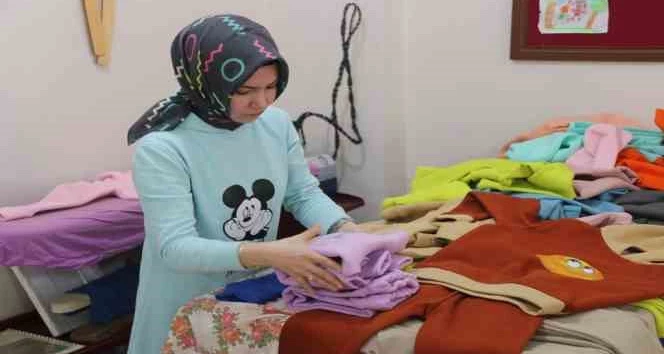 Bitlisli kadınlar depremzedeler için giysi dikiyor