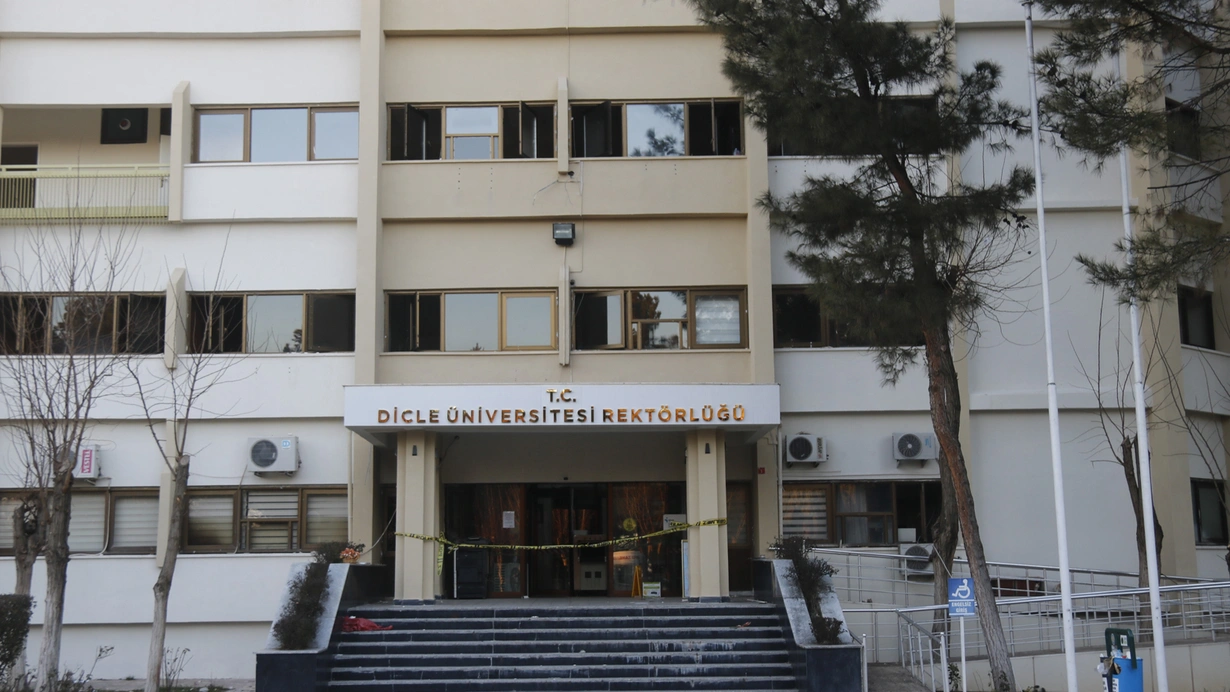 Dicle Üniversitesi rektörlük binası boşaltıldı