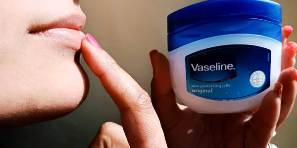 Vazelinin Cilde Faydaları Var mı? Vazelin Cilde Sürülür mü?