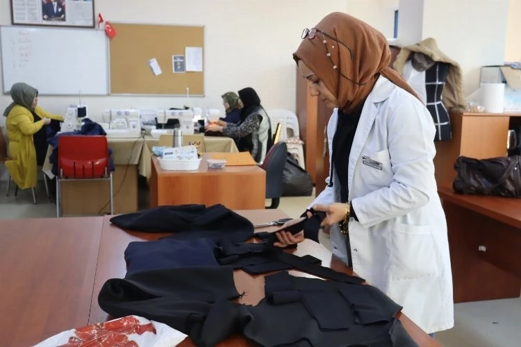 İZMEK’li kadınlar çocuklar için eşofman takımı üretiyor.