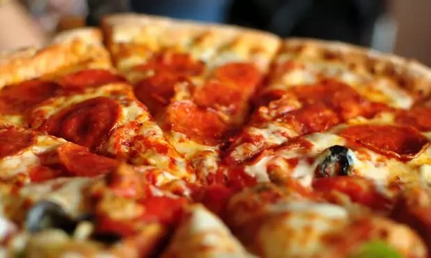 Sucuklu Pizza Nasıl Yapılır? Sucuklu Pizza Tarifi... Sucuklu Pizza Malzemeleri Nelerdir?
