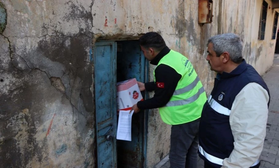 Şanlıurfa Büyükşehir, Depremden Etkilenen Vatandaşların Gıda Kolileri Evlerine Ulaştırılıyor