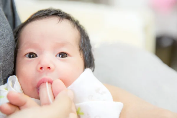 Finger Feeding Nedir? Finger Feeding Nasıl Yapılır?