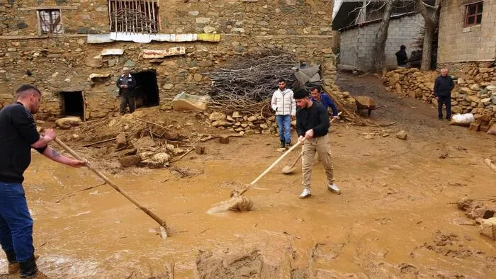 Sulama göleti taştı, köy çamura gömüldü!