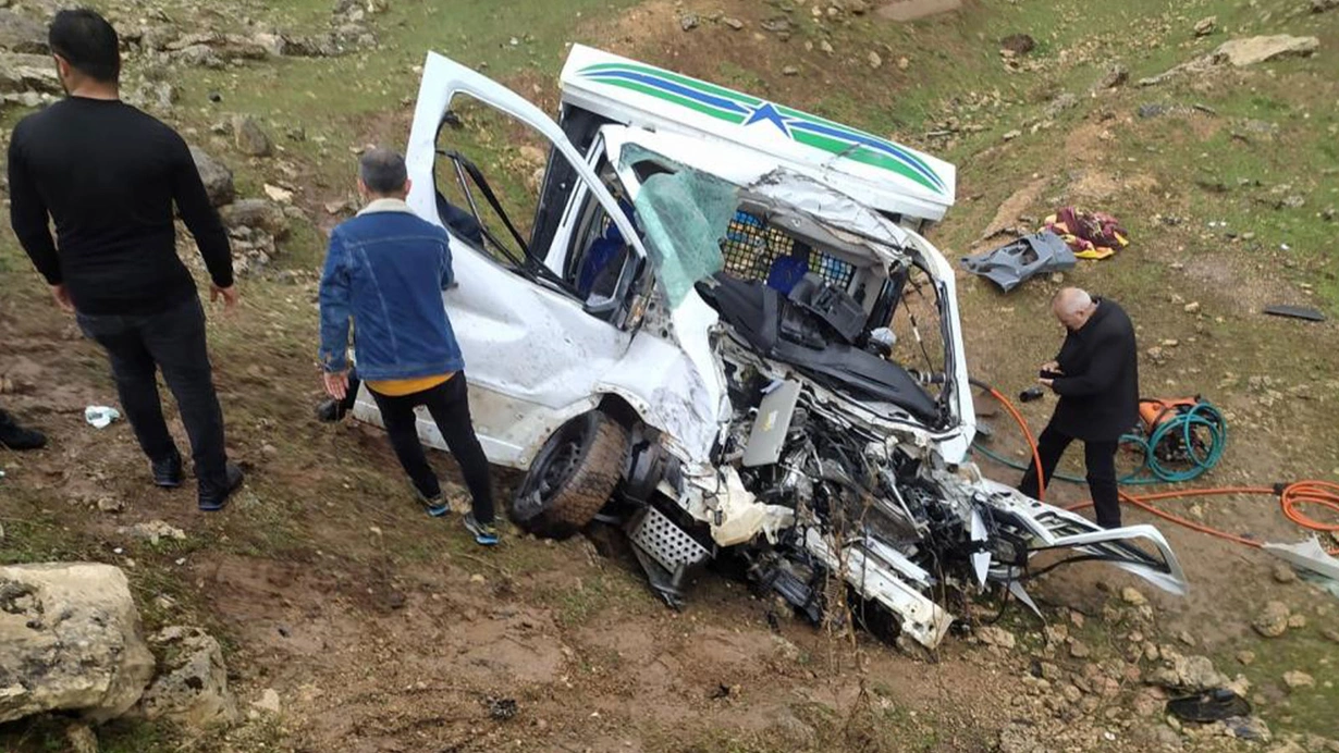 Tır ile pikap kafa kafaya çarpıştı: 1 ölü, 7 yaralı
