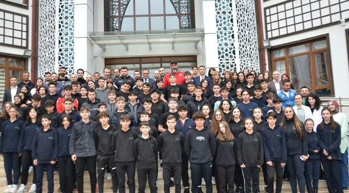 Dünya Şampiyonu Kayaalp Ve Antrenörü Donat Güneysu Spor Lisesi Öğrencileriyle Buluştu
