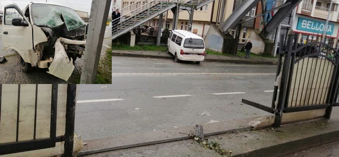 Rize’de Trafik Kazası. Bariyerleri Aşarak Üst Geçit Ayağına Çarptı