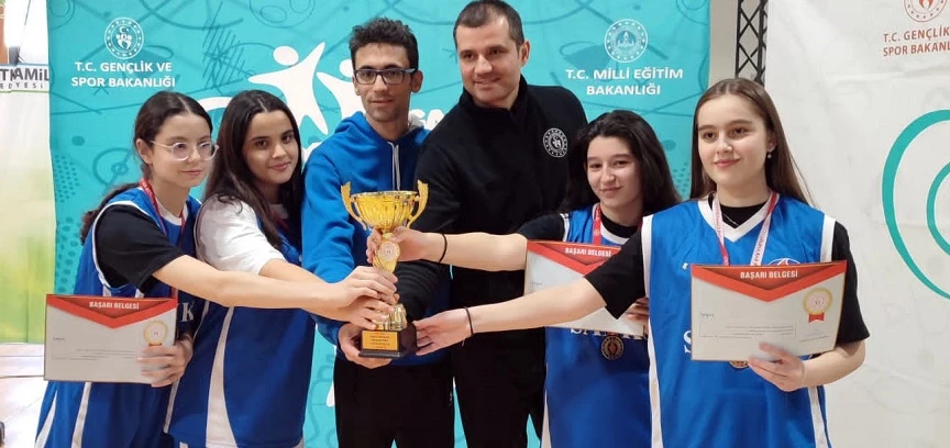 Sanko Okulları Basketbol Takımı Namağlup Şampiyon Oldu