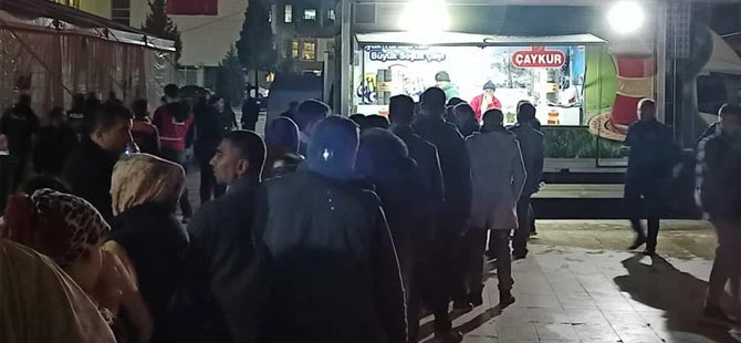 ÇAYKUR Deprem Bölgesinde İftarda Sıcak Çay İkramını Sürdürüyor