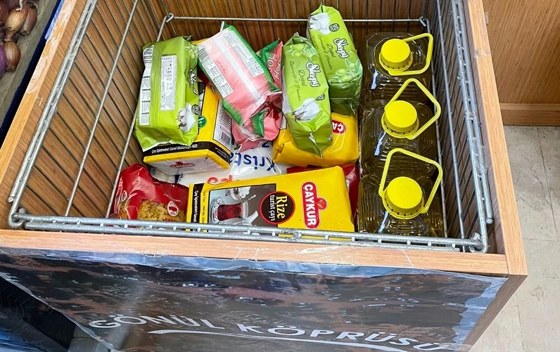 Pazar’da marketler, depremzedeler için ‘Gönül Köprüsü’ kurdu