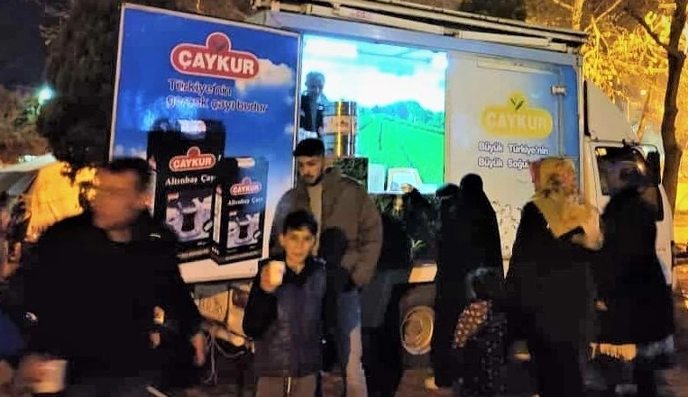 Çaykur Tarafından Deprem Bölgesi İllere İftar Sonrası Sıcak Çay İkramı