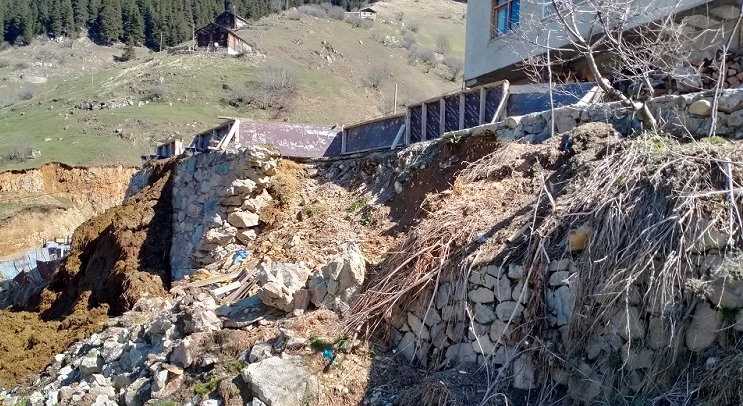  Karayolu Duvarı Yıkıldı