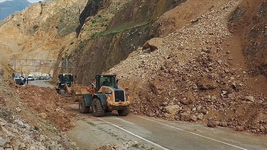 Bölgemizde heyelan yolu kapattı