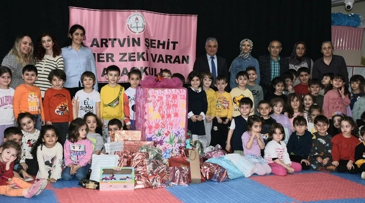 DEPREMZEDE ARKADAŞLARINA 23 NİSAN HEDİYESİ GÖNDERDİLER
