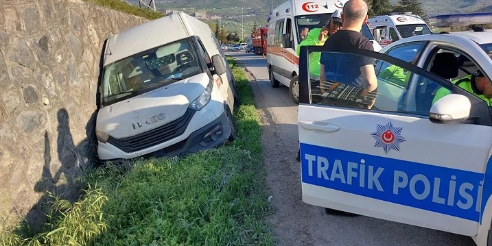 Tırın sıkıştırdığı çay yüklü minibüs su kanalına girdi