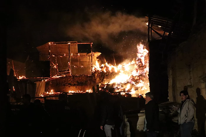 Bir köyde çıkan yangında 3 ev, 6 ahır, 4 samanlık ve traktör yandı