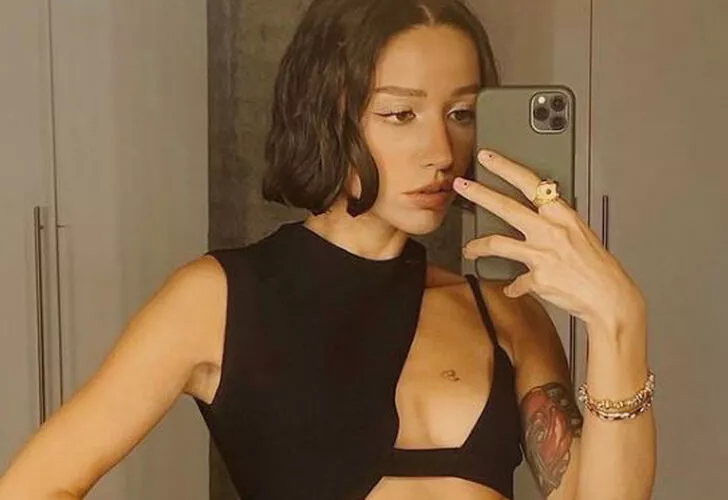 Zeynep Bastık derin dekoltesiyle poz verdi! Herkes ayaklarına yorum yaptı