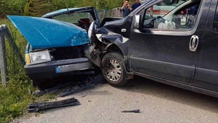 Bartın’da iki araç çarpıştı