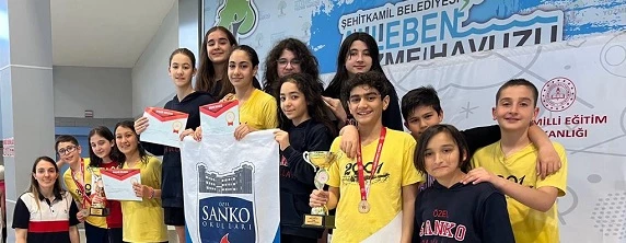 SANKO OKULLARI YÜZMEDE BEŞ ALTIN MADALYA KAZANDI