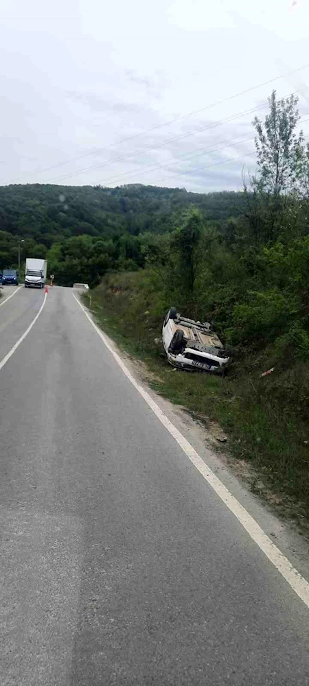 2 Yaralı! Direksiyon hakimiyetini kaybetti takla attı!
