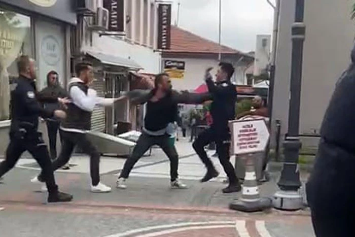 Polise yumruk atan şahsı linçten yine polis kurtardı...