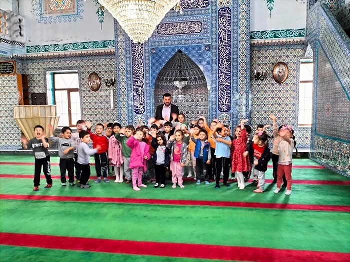 MİNİKLER, ŞEHRİN KALBİNDE ETKİNLİĞİNDE CAMİYİ ZİYARET ETTİ