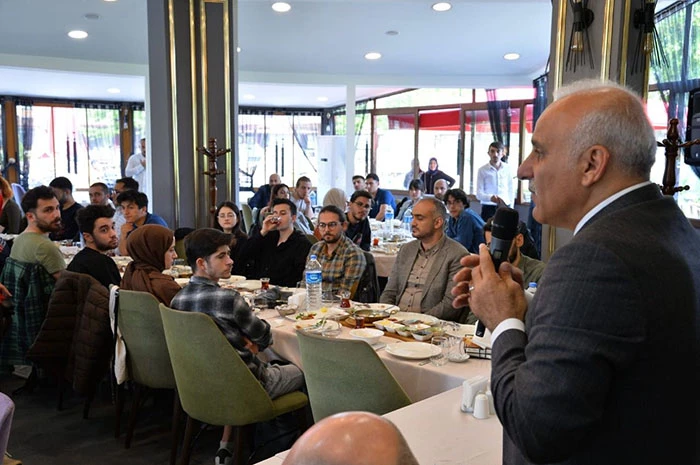 Trabzon Büyükşehir Belediye Başkanı üniversite öğrencileriyle bir araya geldi