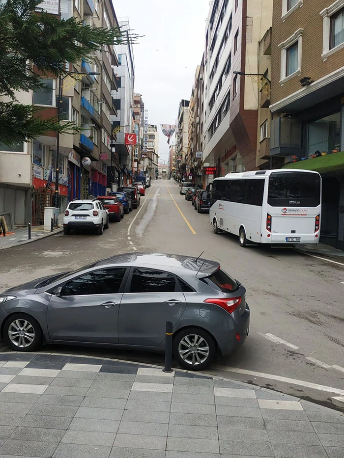 Trabzon Cumhuriyet Caddesi yokuşu adeta otoparka dönüştü